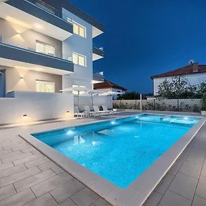 trogirski-dvori.hotels-in-trogir.com/